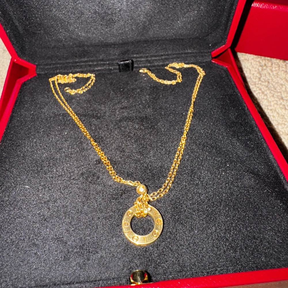 Elegant Gold Pendant Necklace
